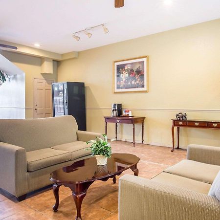 Econo Lodge Birmingham Hoover Bagian luar foto