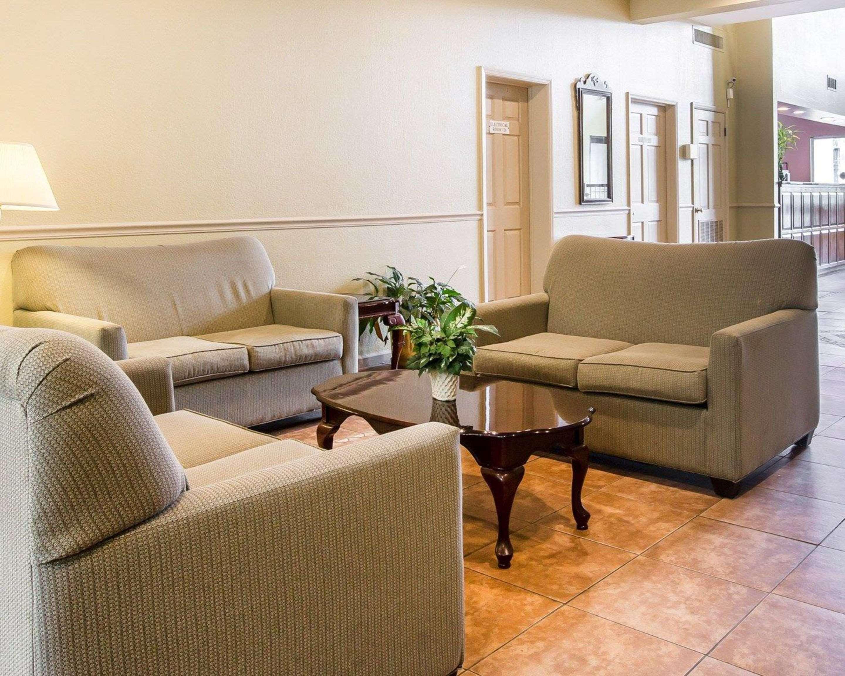 Econo Lodge Birmingham Hoover Bagian luar foto