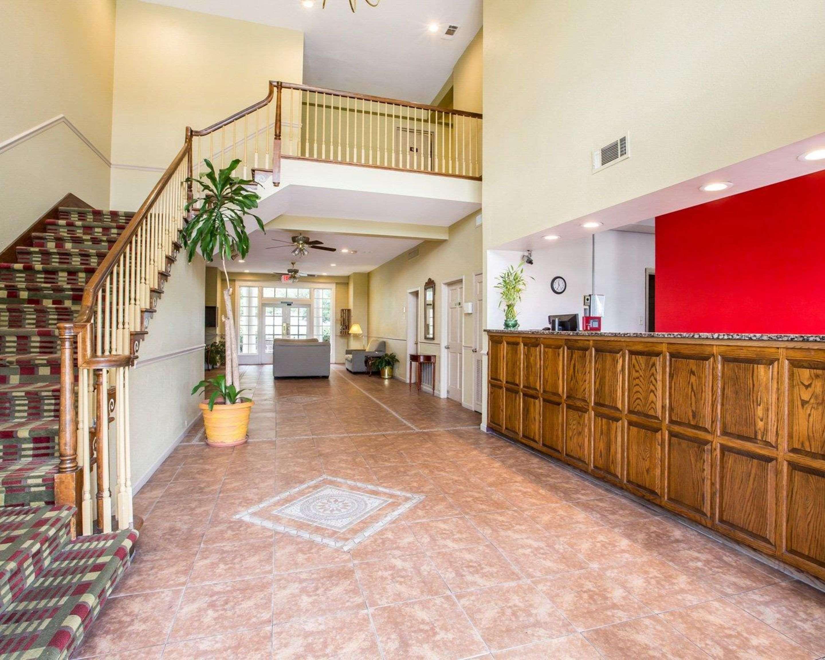 Econo Lodge Birmingham Hoover Bagian luar foto