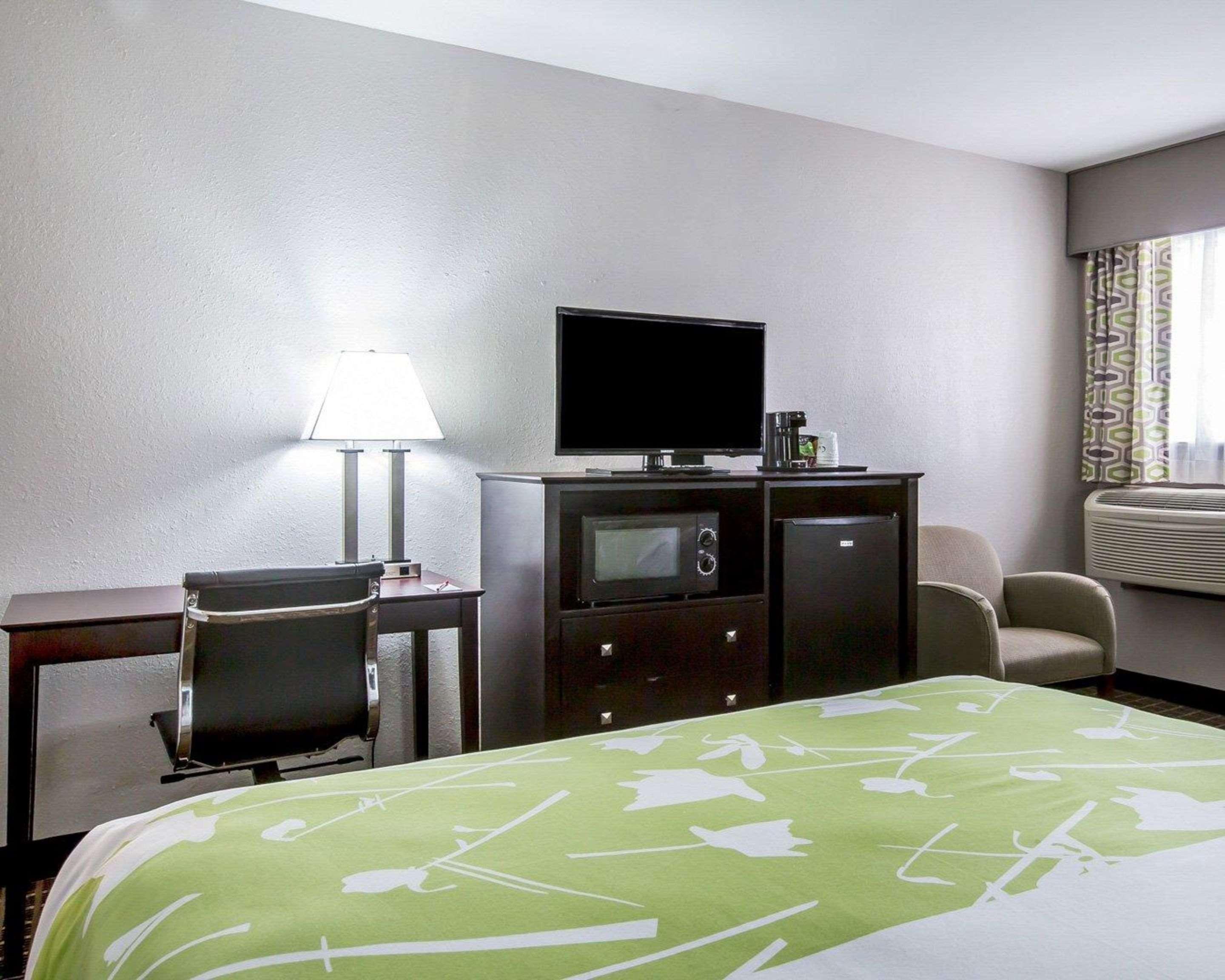 Econo Lodge Birmingham Hoover Bagian luar foto