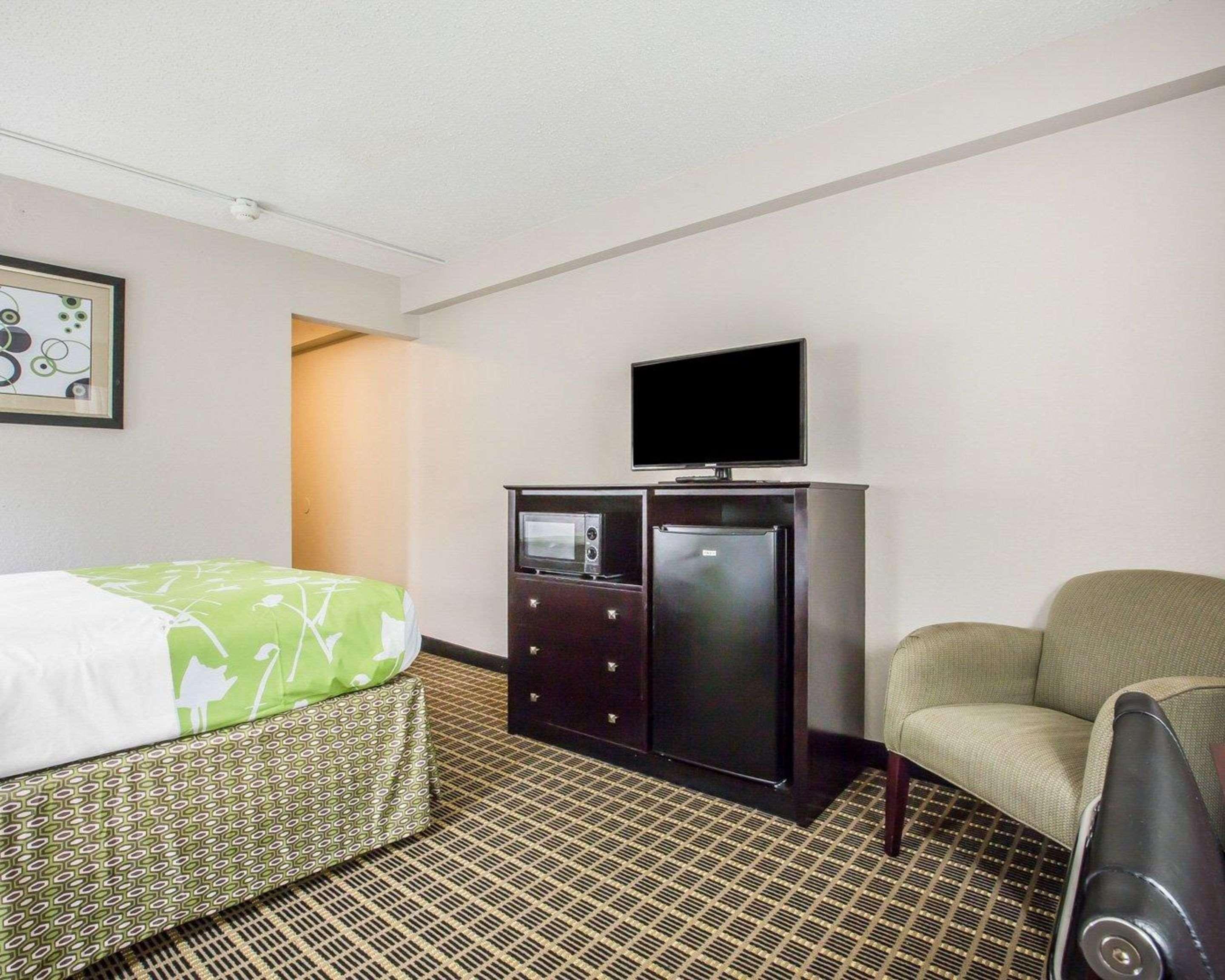 Econo Lodge Birmingham Hoover Bagian luar foto