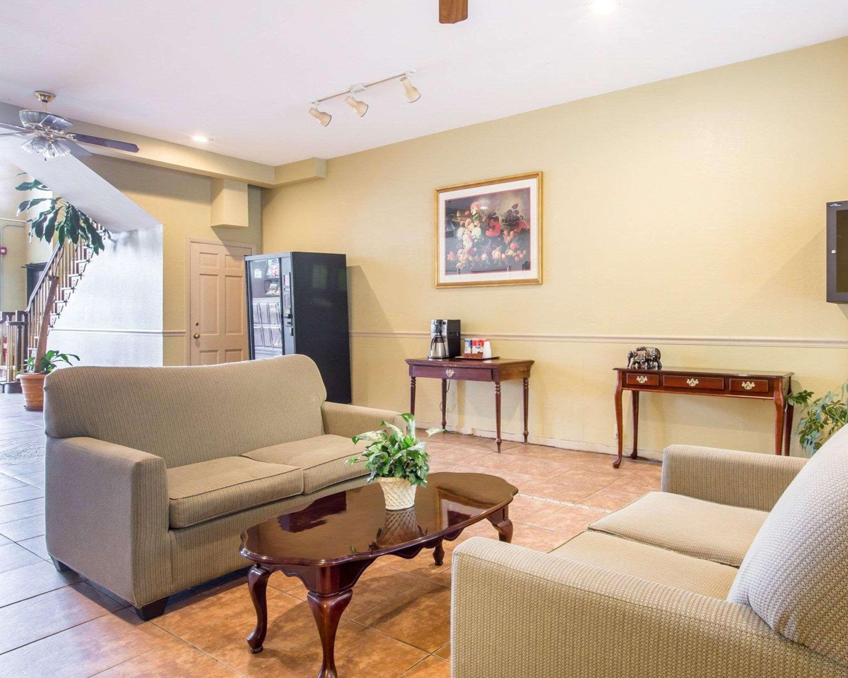 Econo Lodge Birmingham Hoover Bagian luar foto